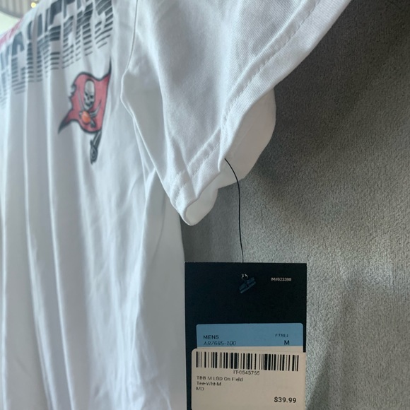 Buccaneers Medium Nike Tee - Picture 2 of 4